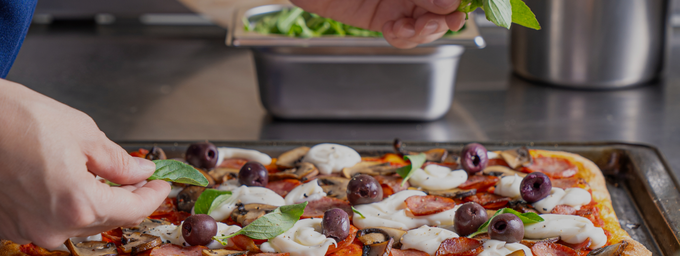 Pizza Requeijão, calabresa e cogumelos