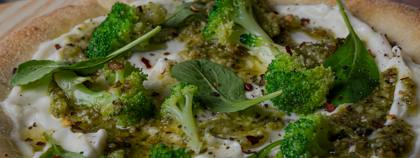 Pizza Requeijão, brócolis e pesto