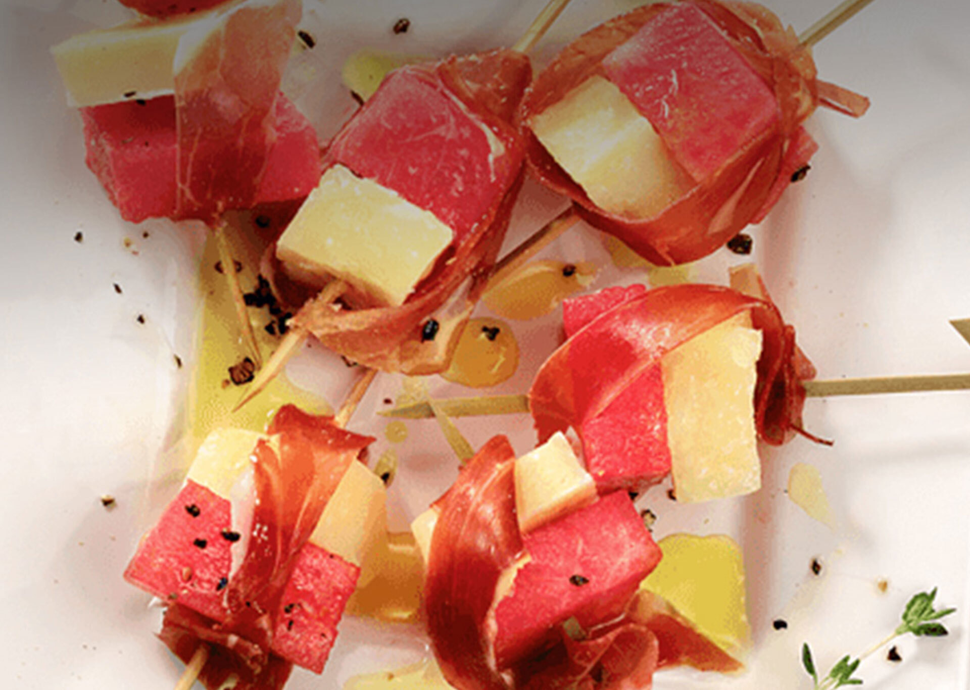 M aperitivo de melancia com presunto cru e queijo parmesao