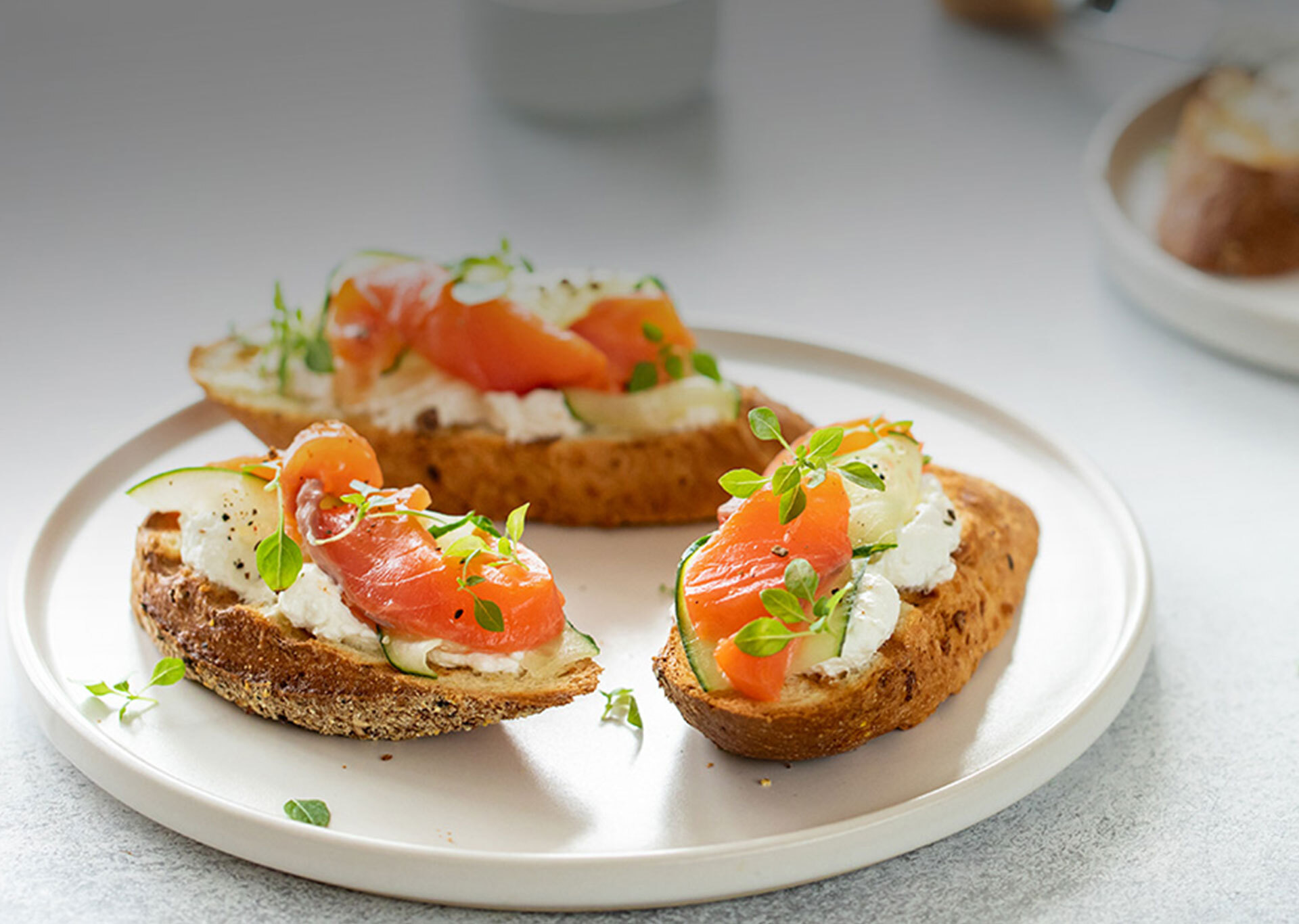 M bruschetta de cream cheese e salmao defumado