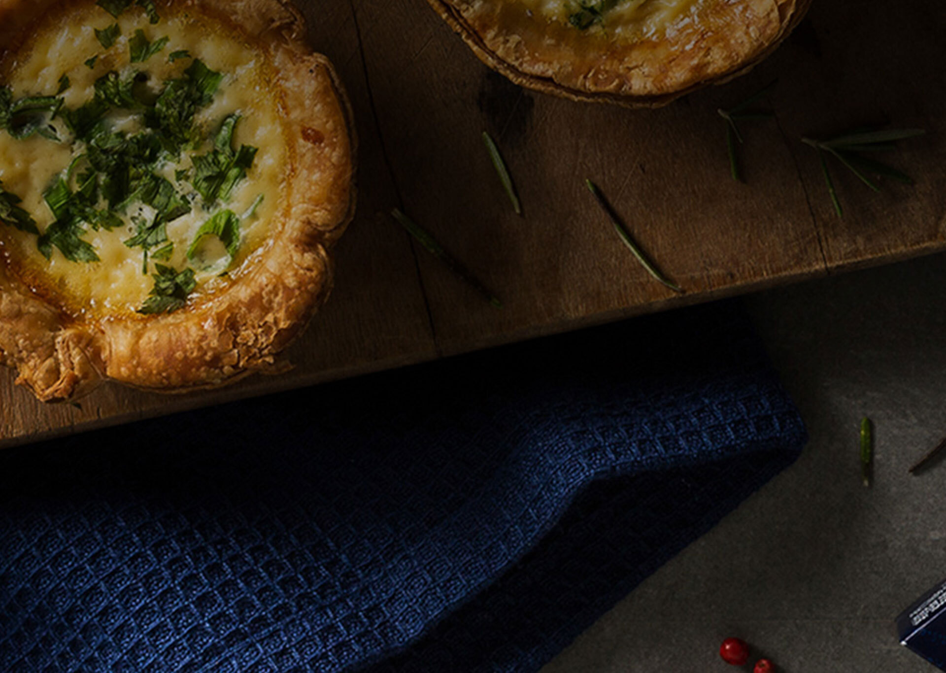 M cestinha de massa folhada com cebola e brie