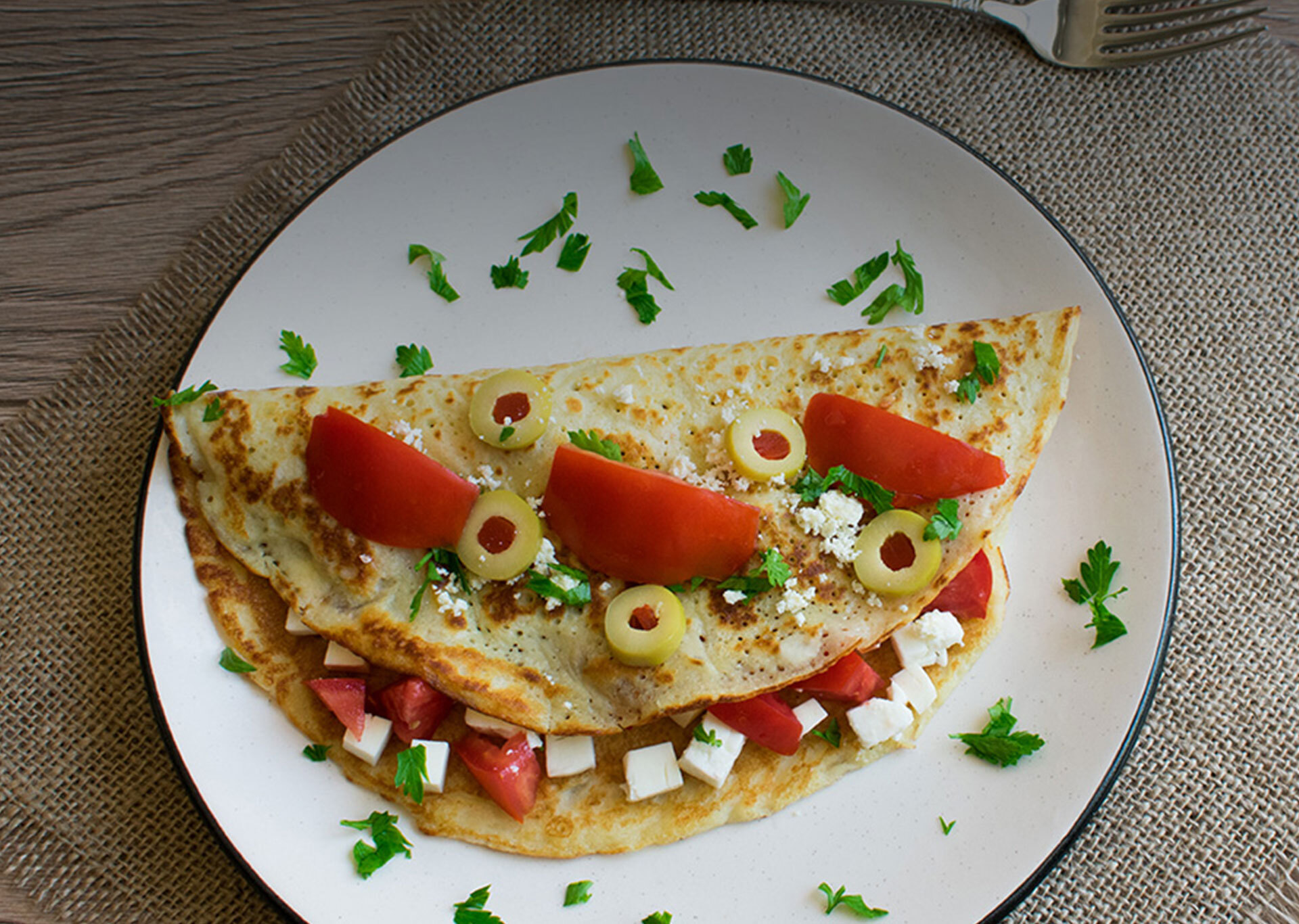 M crepioca recheada de salada caprese
