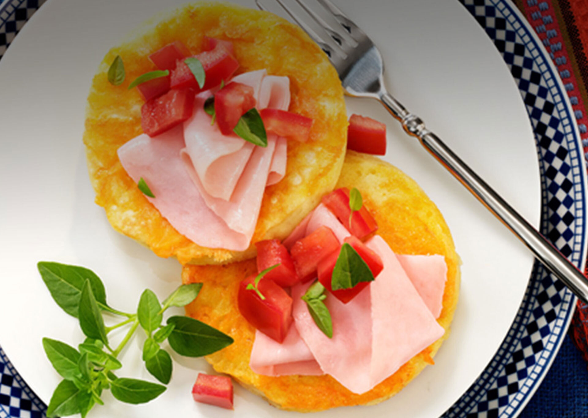 M panqueca de queijo reino com tomate e peito de peru