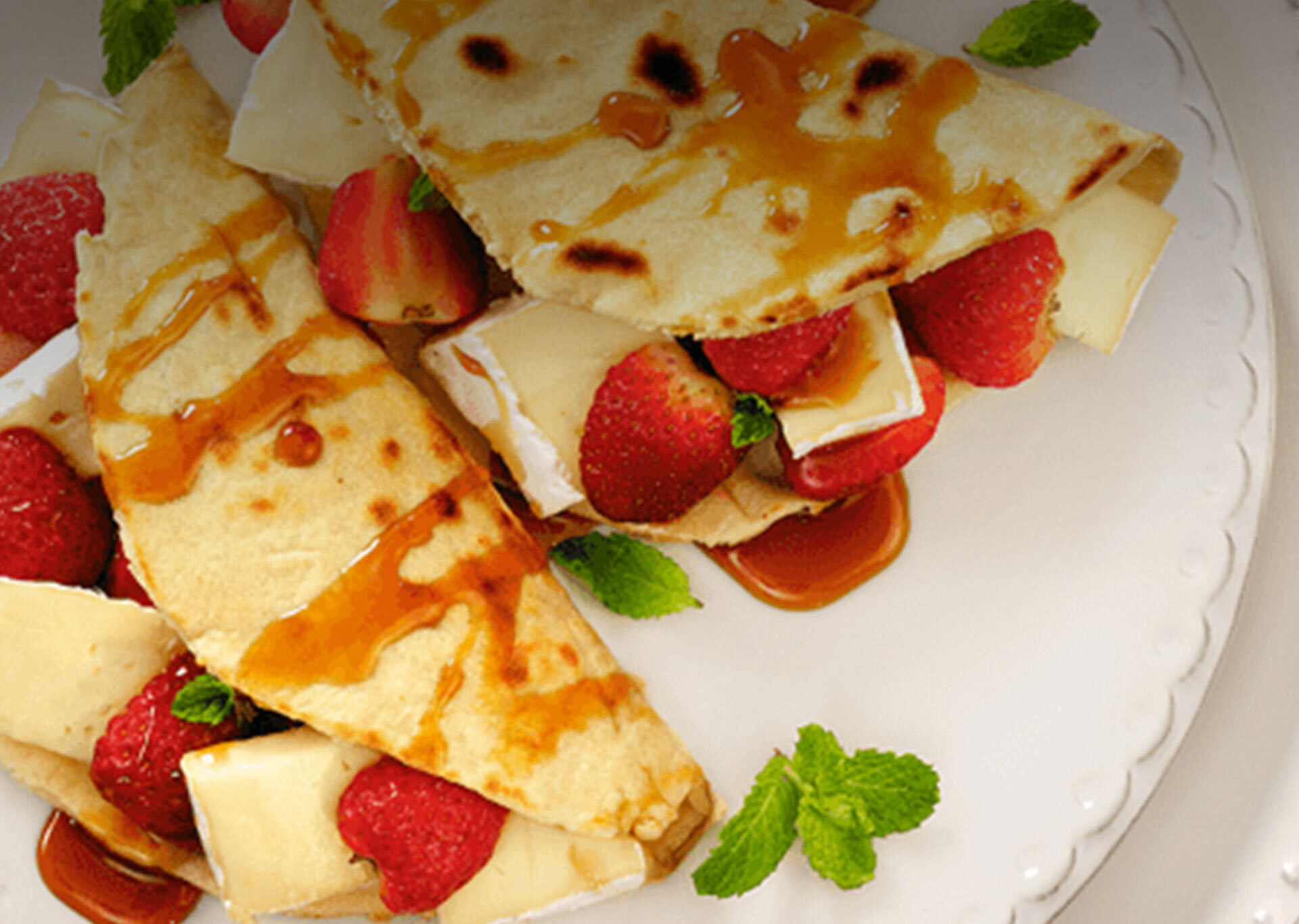 M piadina recheado com brie melado e fruta vermelha