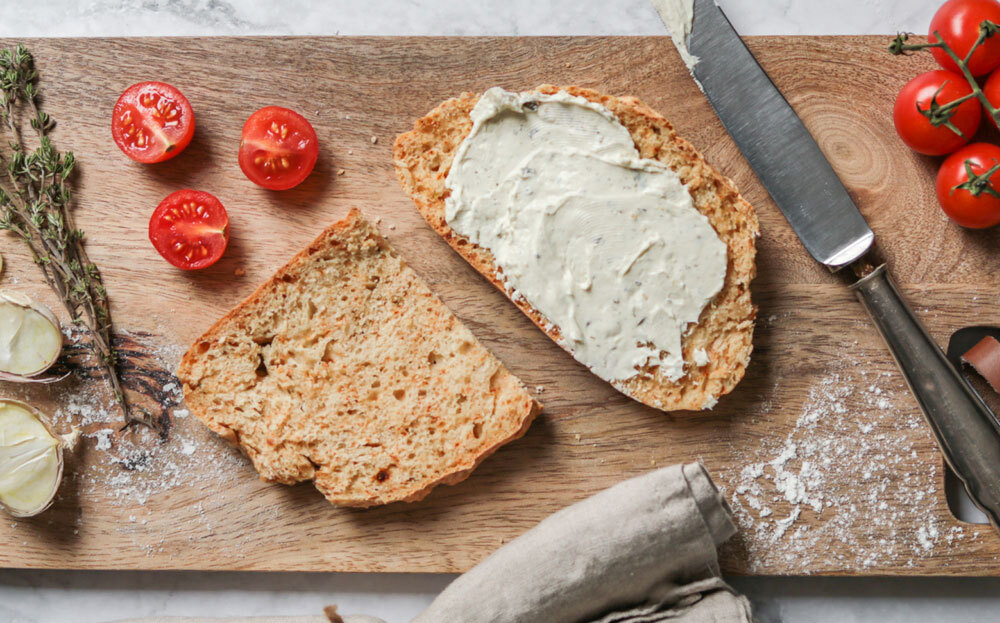 Fatia de pão integral com cream cheese aerado Fatia de pão integral com cream cheese aerado